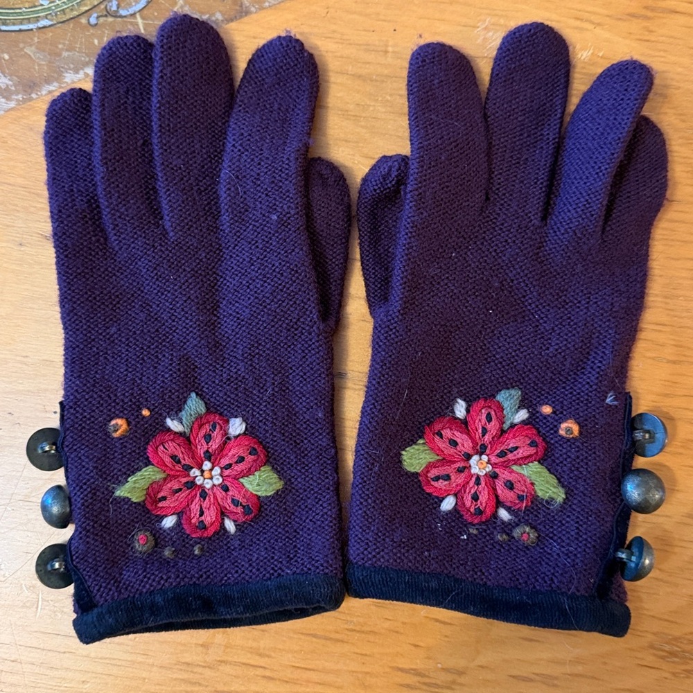 Icelandic Design Velvet trim wool gloves embroidered metal buttons stretch
